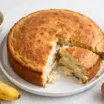 Bizcocho Blando dorado y esponjoso cortado en porciones, sin azúcar ni harina