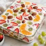 Gelatina de Mosaico con Fruta cremosa con cubos de colores y fruta fresca