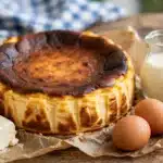 Tarta de Queso Fácil Sin Horno estilo vasco, con la superficie caramelizada y dorada